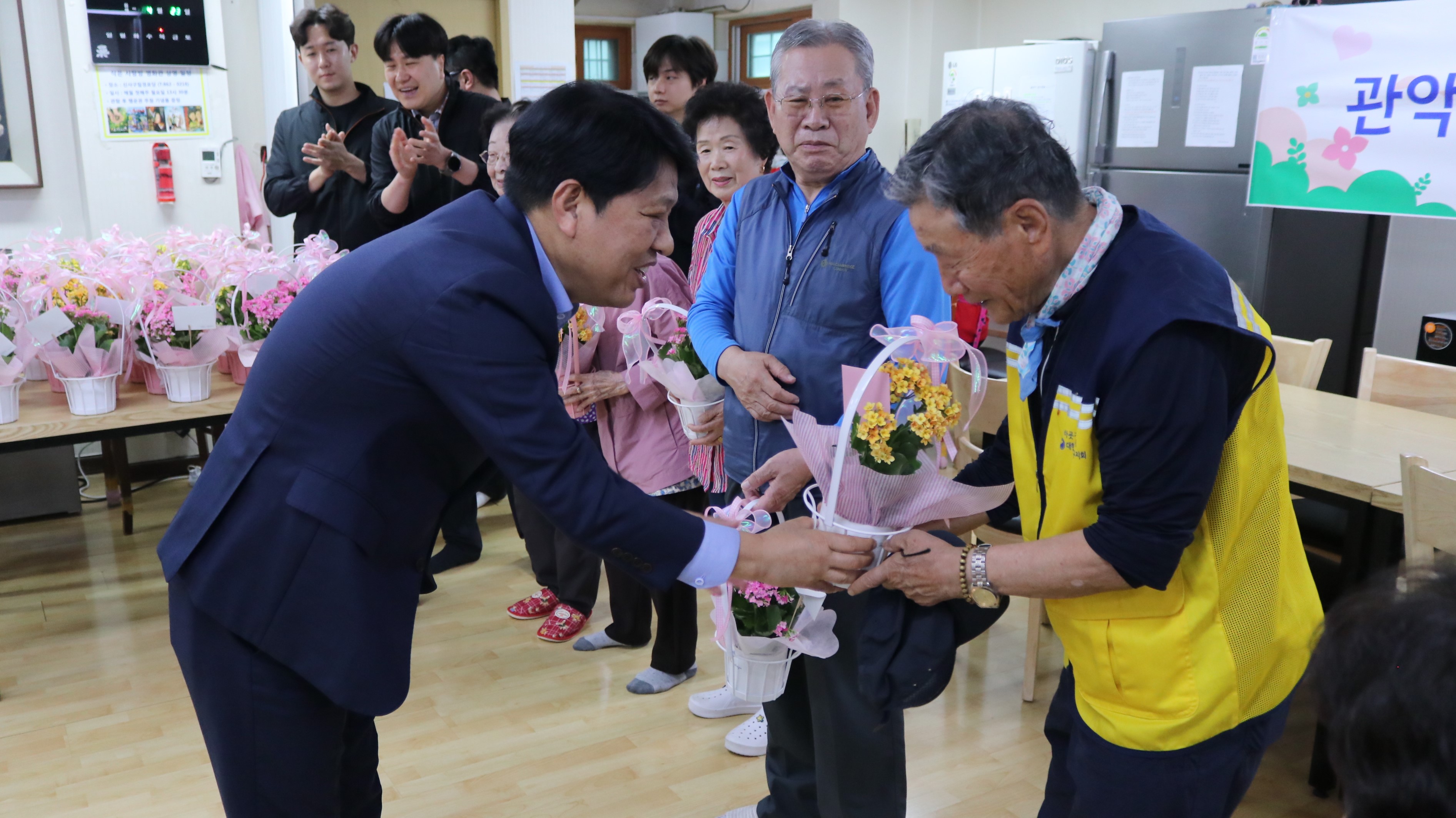 어르신 '마음 꽃 피우기' 봉사활동(5).JPG